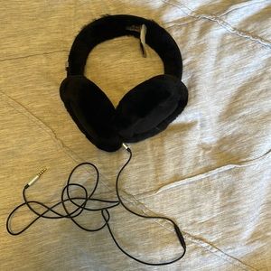 Ugg black earmuffs w headphones
